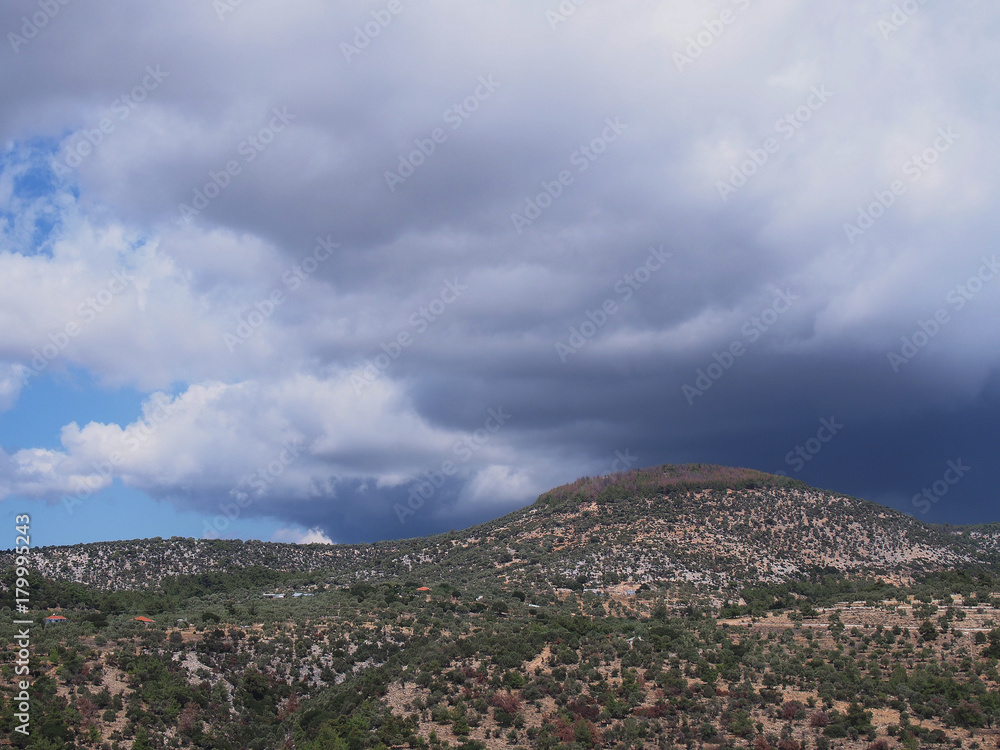 Chmury nad grecką wyspą Thassos
