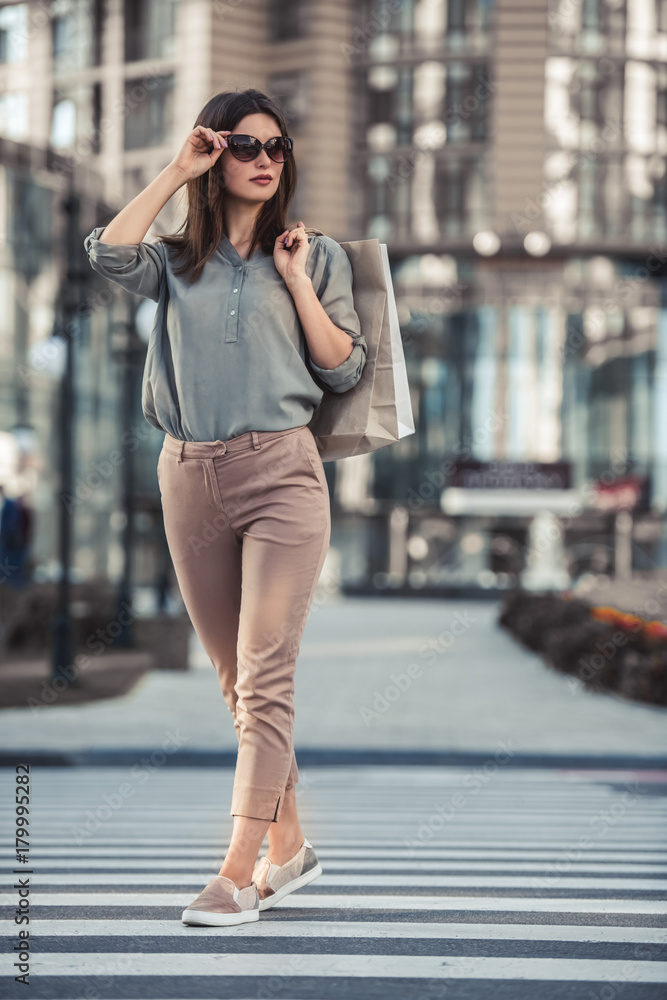 Obraz premium Girl in city