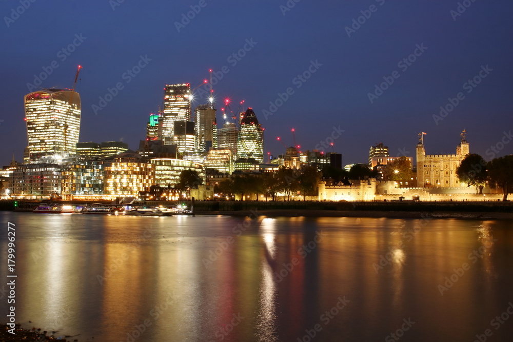 Nocny widok na centrum biznesowe Londynu, Wielka Brytania, długi czas naświetlania