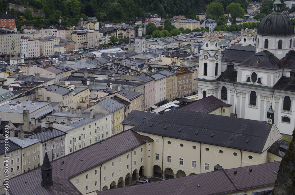 Fototapeta premium 雨のザルツブルク