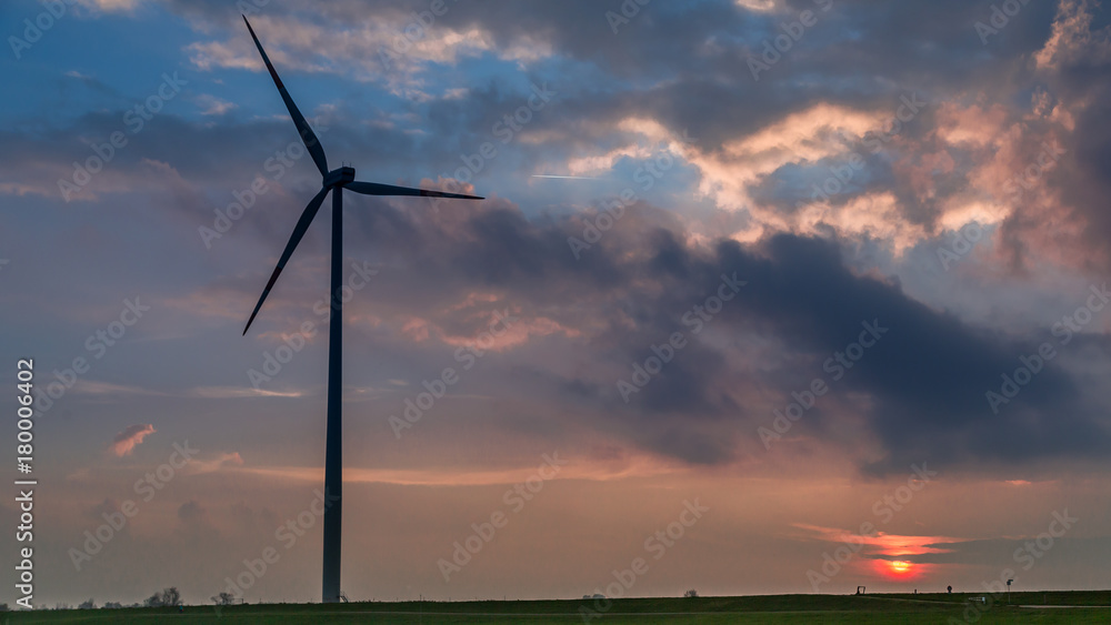 Windkraftrad im Sonnenuntergang