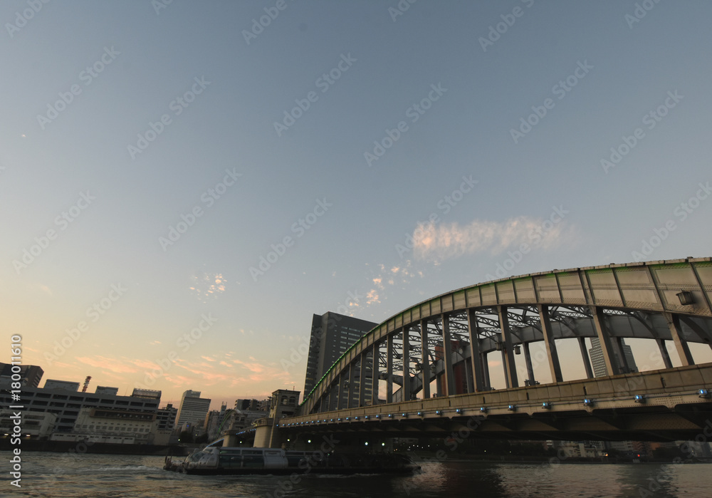 日本の東京都市風景・夕暮れ「墨田川などを望む」（右は、勝鬨橋）