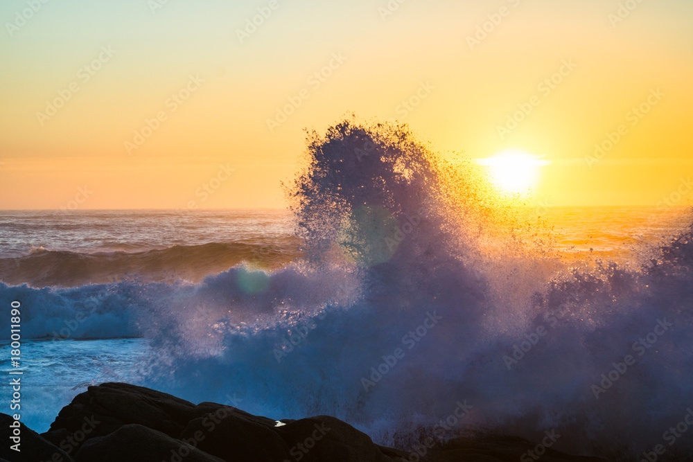 Φωτογραφία Beautiful sunrise and fantastic waves of Dongmyeong Port, Sokcho, Gangwon-do