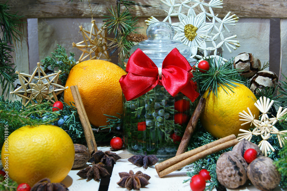 Φωτογραφία Christmas composition with oranges, spices and straw snowflakes on the wooden boards