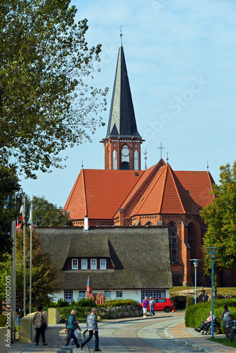 Kirche von Wustrow und Reetdachhaus