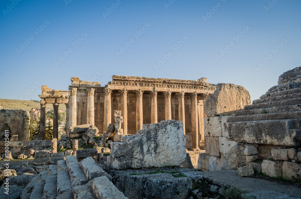 Fototapeta premium Ruínas de Baalbek, 0s romanos construíram Balbeque para honrar a Júpiter, a Baal e a Baco, e para impressionar as nações do Oriente com o poder e a grandeza de Roma. 