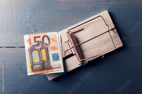 Fotografía risky money - euro bill in mouse trap