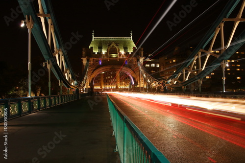Most Tower Bridge w Londynie, nocą, długi czas naświetlania