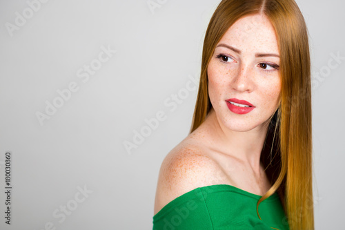 Foto Portrait of a beautiful young red-haired woman
