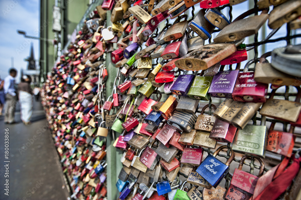 ドイツ・ケルンのホーエンツォレルン橋に並ぶ鍵 ภาพถ่ายสต็อก Adobe Stock