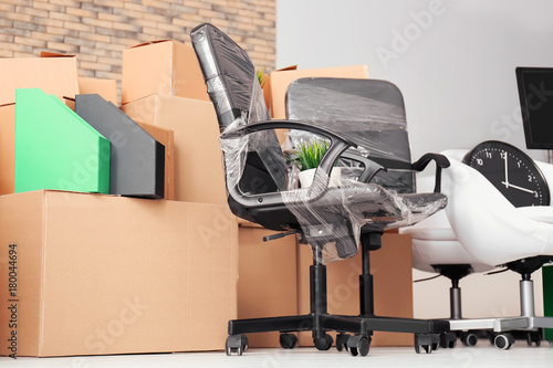 Φωτογραφία Carton boxes with stuff on floor in room. Office move concept