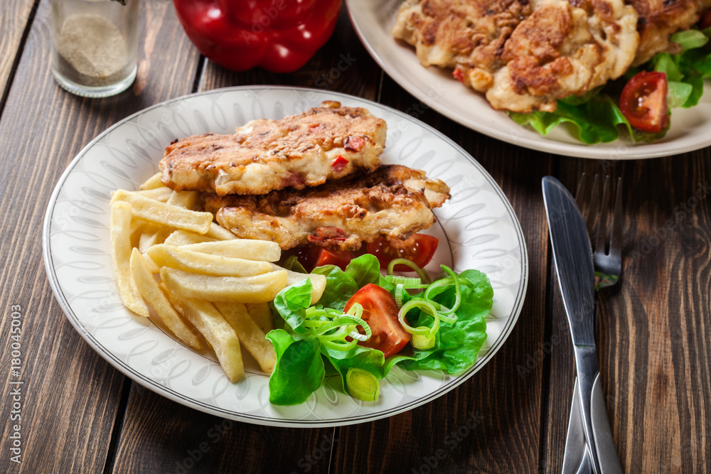 Chicken medallions with red peppers served with chips