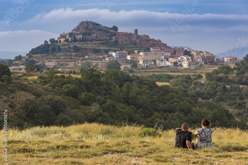 Pareja sentada en el campo en Culla (Castellon, España).