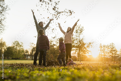 Bilde på lerret Young family rejoicing in an autumn sunrise