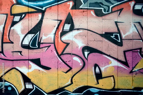Obraz Fragment szczegółowego graffiti rysunku wykonanego farbami w aerozolu na ścianie z betonowych płytek. Obraz w tle sztuki ulicznej w odcieniach beżu i różu