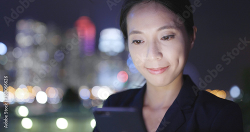 Canvas Print Business woman use of cellphone in Hong Kong city at night