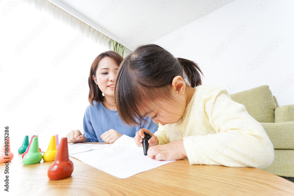 お絵かきをする親子 お絵かきをする親子