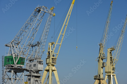 Obraz na płótnie Port Anvers bateau containers transport maritime Escaut fleuve fluvial fret