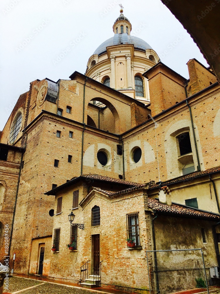 Scorcio di chiesa a Mantova