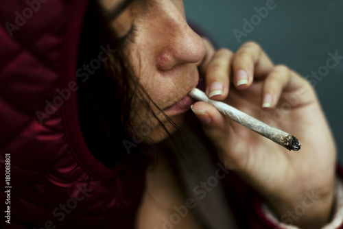 Foto Woman smoking cigarette alone
