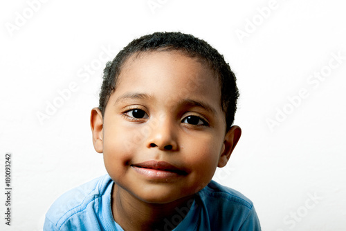 Sonriente niño latino