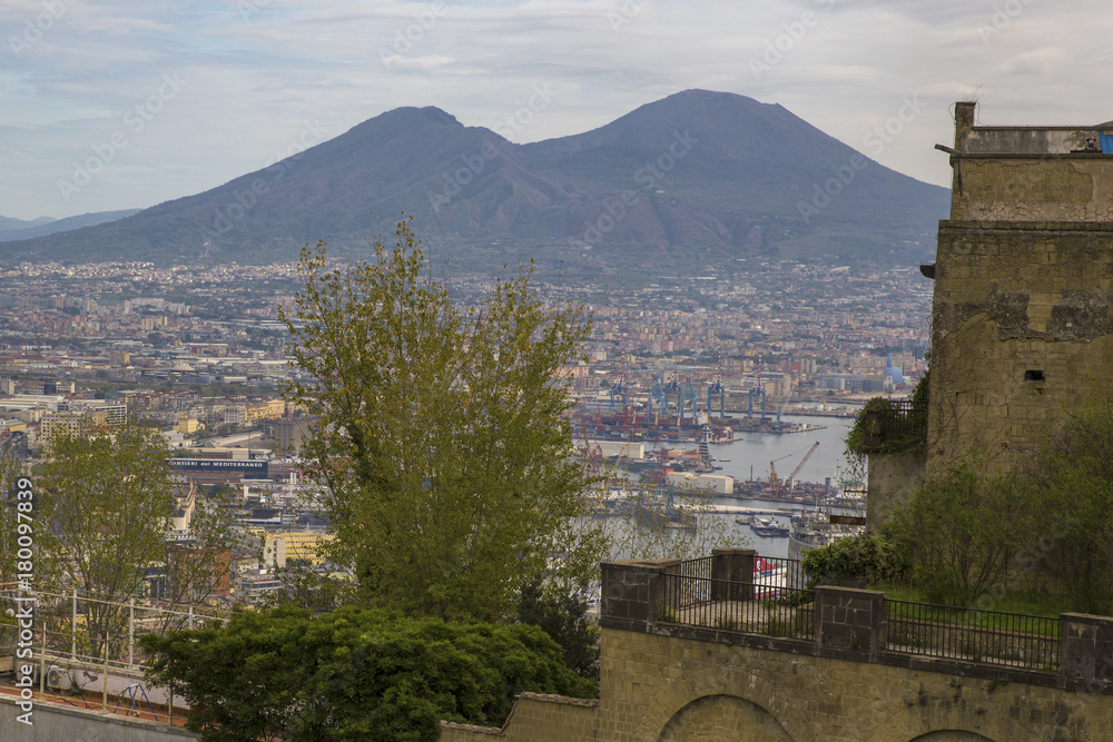 Panorama del golfo di Napoli dal quartiere collinare Vomero. Sullo sfondo si vede il vulcano Vesuvio che domina sulla città e il porto che si affaccia sul golfo di Napoli.