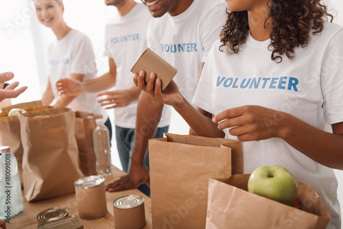 Fotografia volunteers packing food and drinks for charity