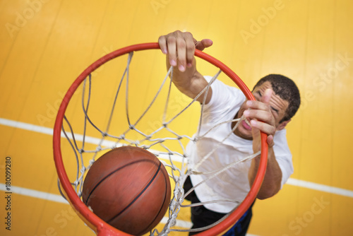 Young basketball player shoot © Rawpixel.com