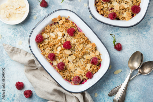 Cuadro en lienzo raspberry oats and almond crumble pie