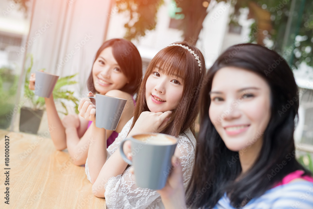 Fototapeta premium happy woman friends in restaurant