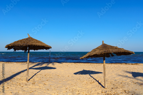 Fototapeta Naklejka Na Ścianę i Meble -  Sonnenschirme am Strand auf Djerba