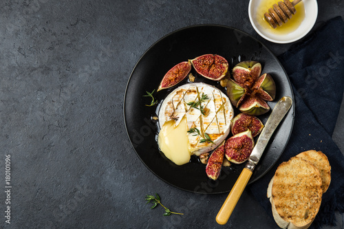 Foto camembert cheese baked with  figs, nuts and honey