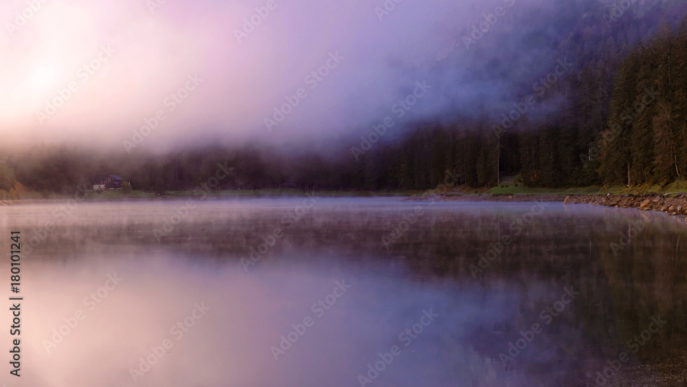Lac brumeux au lever du soleil Lac brumeux au lever du soleil