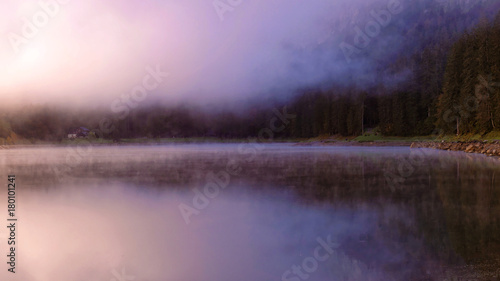 Lac brumeux au lever du soleil