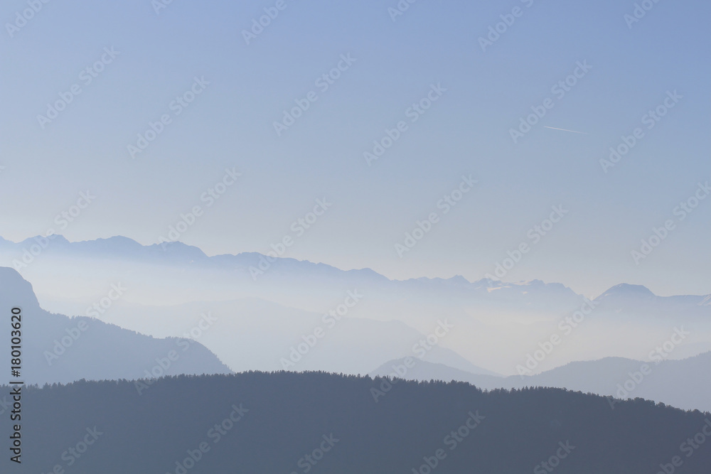 Paysage de montagnes brumeuses