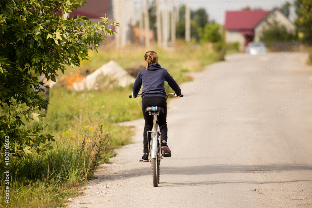 Obraz premium girl on a bicycle in the park