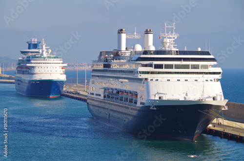 Canvas Print Kreuzfahrtschiffe Holland America Line Amsterdam und Pullmantur Sovereign im Haf