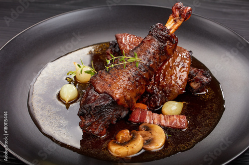 Foto close-up of a portion of Coq Au Vin