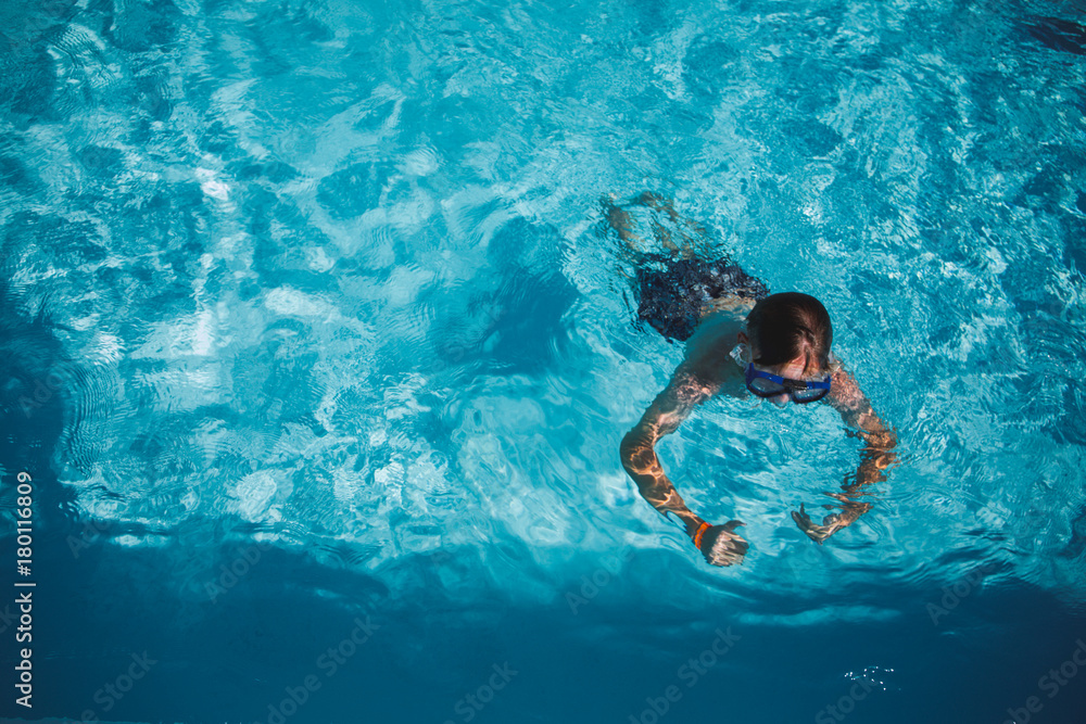 Junge taucht im Pool
