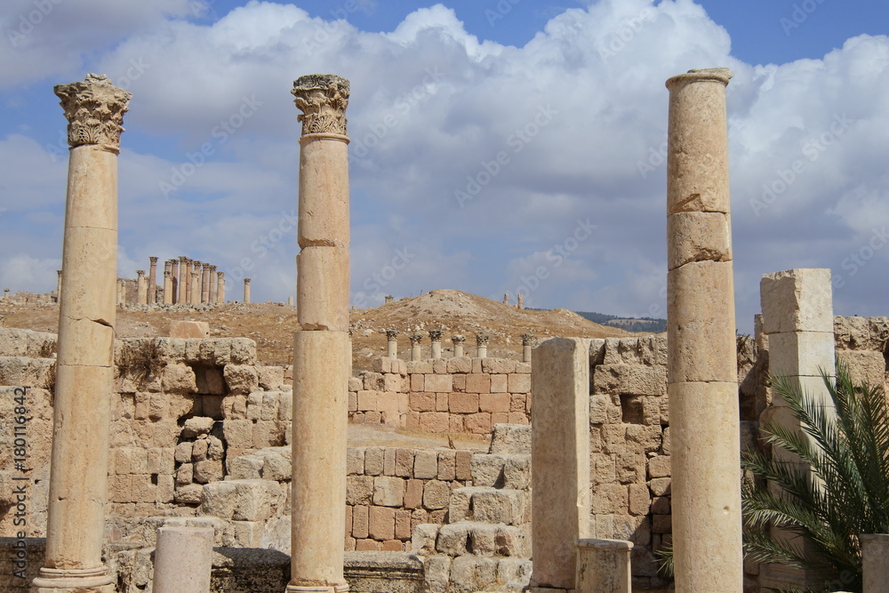 Gewitterwolken über dem Artemis Tempel im antiken Gerasa in Jordanien