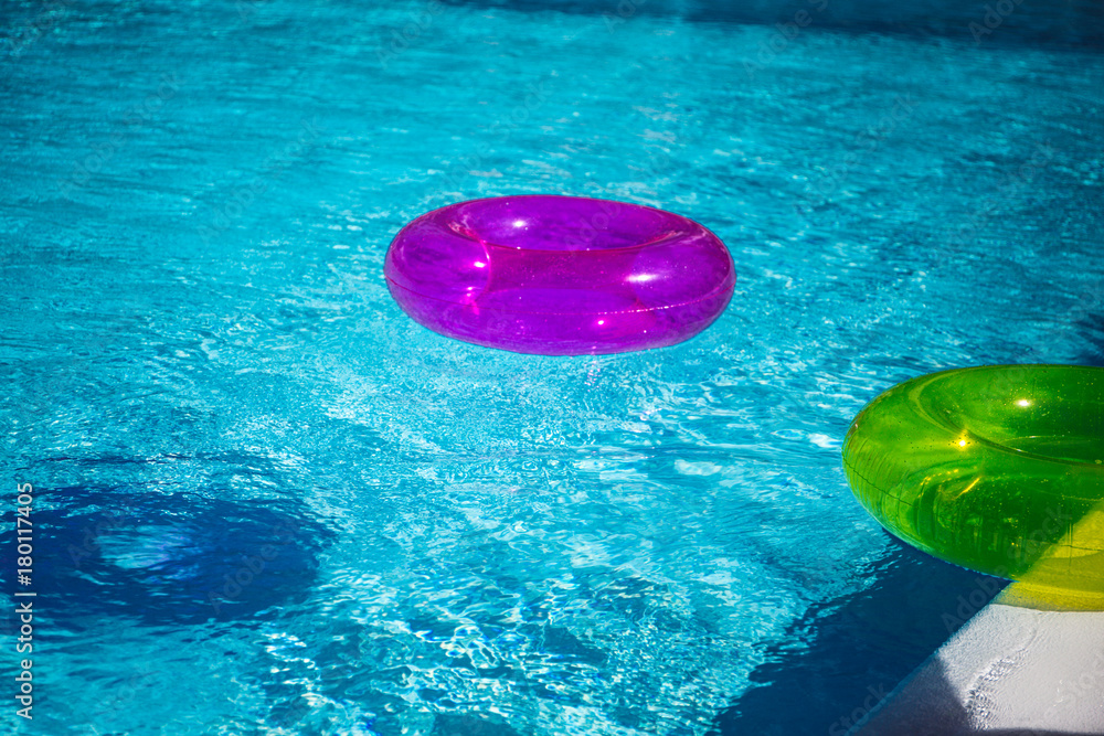 Schwimmreifen im Pool Stock-Foto | Adobe Stock