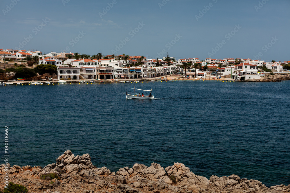Barco navegando en verano en el mar en Menorca en familia
