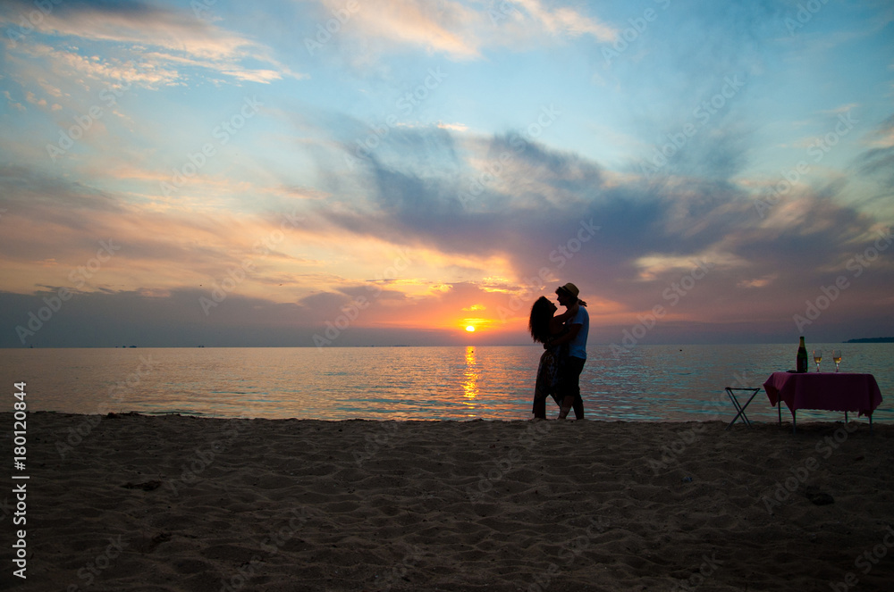 silhouette of love couple in beautiful sunset on the sea