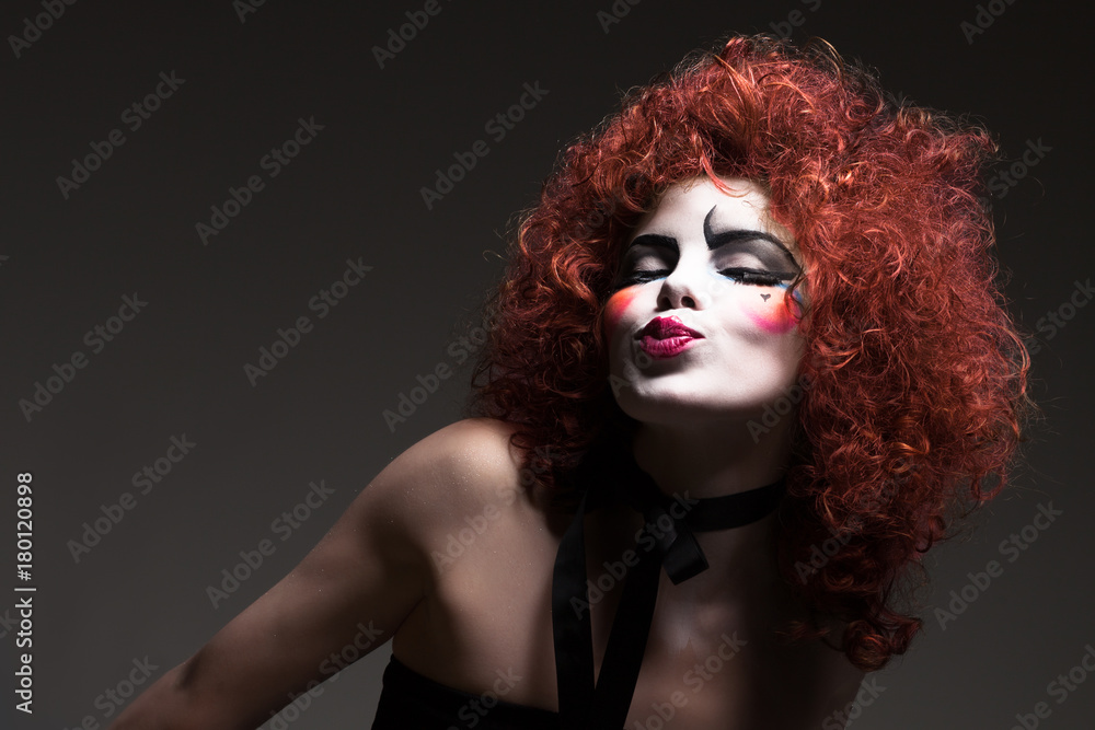 Fototapeta premium kobieta mim z makijażem teatralnym