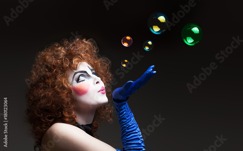 Obraz na płótnie Woman mime with soap bubbles.