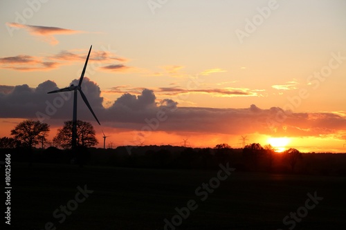 schöner farbiger sonnenuntergang mit windkraftanlage am abend