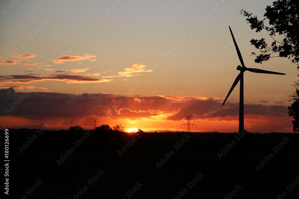 schöner farbiger sonnenuntergang mit windkraftanlage am abend schöner farbiger sonnenuntergang mit windkraftanlage am abend