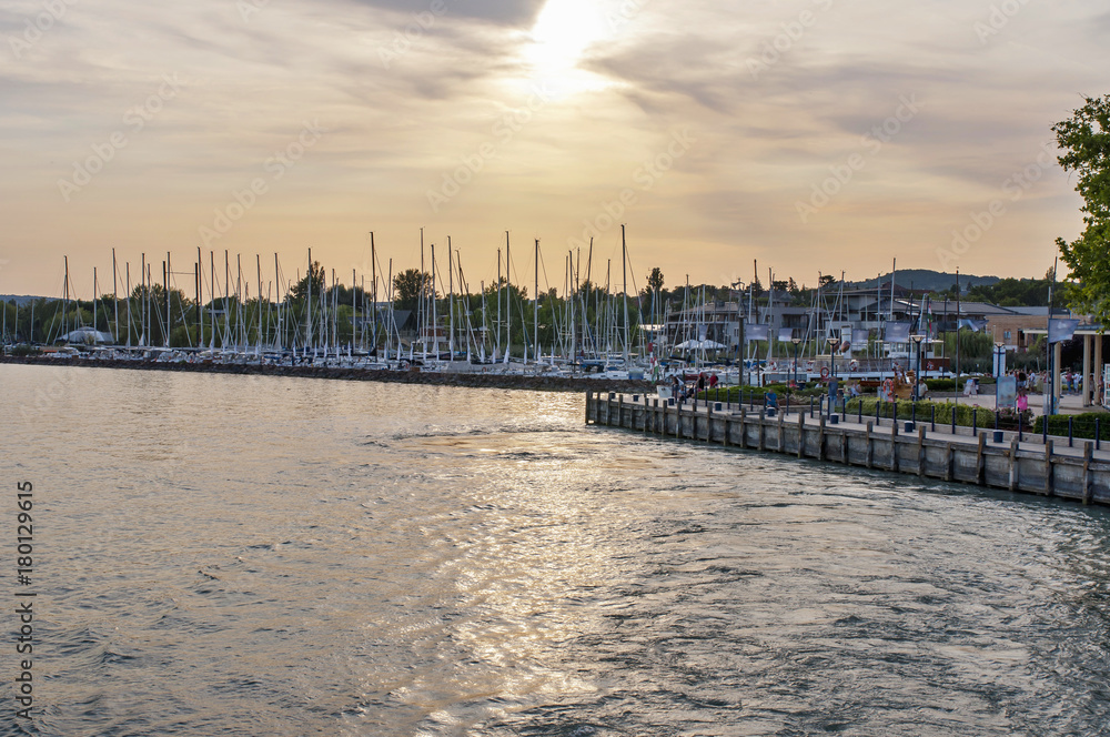 Naklejka premium Sunset in harbor with yachts