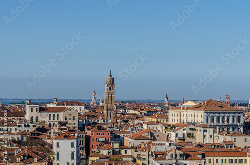 schiefer turm und gebaeude in venedig © thomaseder