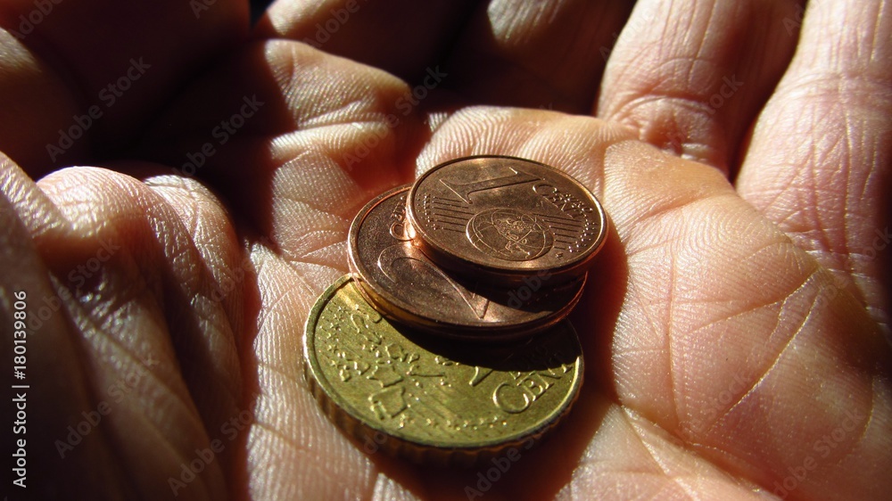 Fototapeta premium Retraité pauvre/quelques pièces dans une vielle main